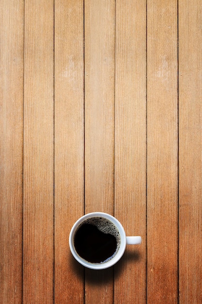 Tazza di caffè sulla vista superiore del tavolo in legno