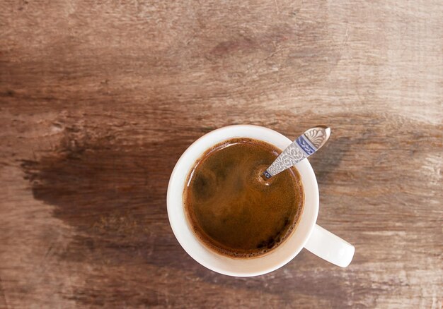 Tazza di caffè sulla vista superiore del tavolo in legno