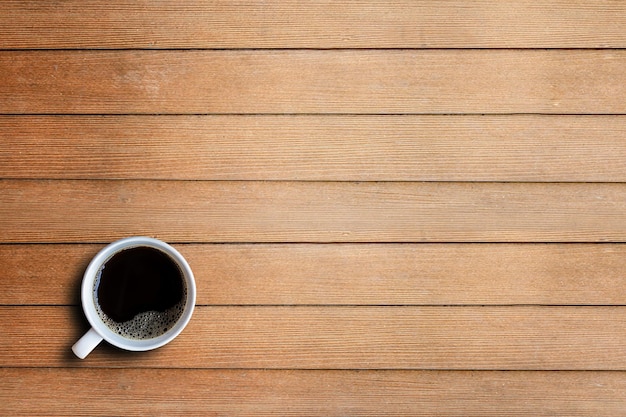 Tazza di caffè sulla vista superiore del tavolo in legno