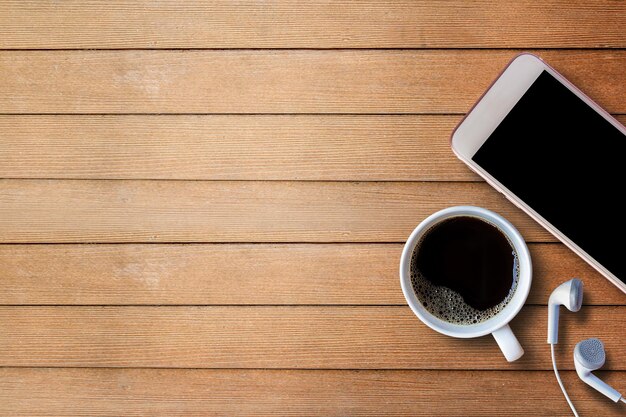 Tazza di caffè sulla vista superiore del tavolo in legno