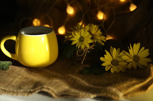 tazza di caffè sullo sfondo autunnale con foglie e fiori