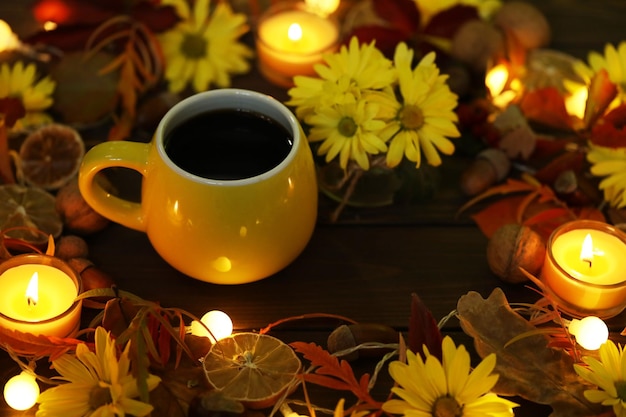 tazza di caffè sullo sfondo autunnale con foglie e fiori