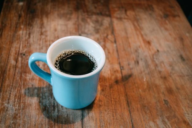 Tazza di caffè sullo sfondo della tabella di legno