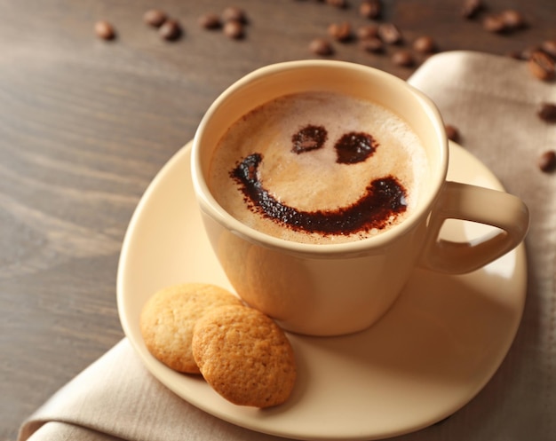 Tazza di caffè sullo sfondo della tabella di legno