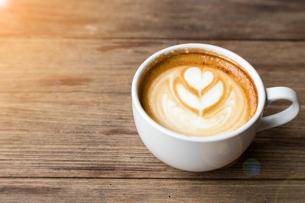 tazza di caffè sullo sfondo della tabella di legno