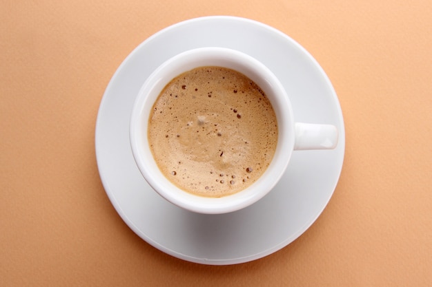 Tazza di caffè sullo spazio beige