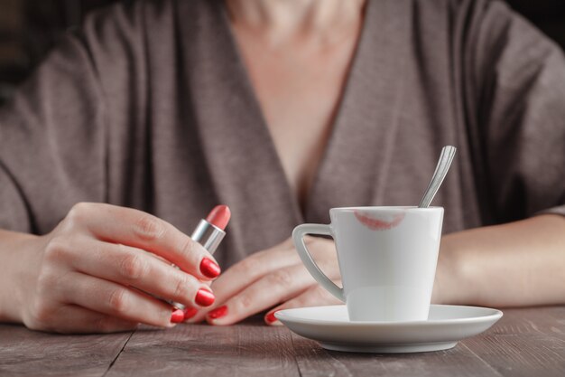 Tazza di caffè testato con traccia di rossetto rosso