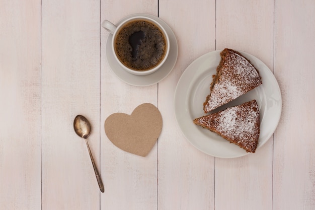 Tazza di caffè, torta e cuore di carta