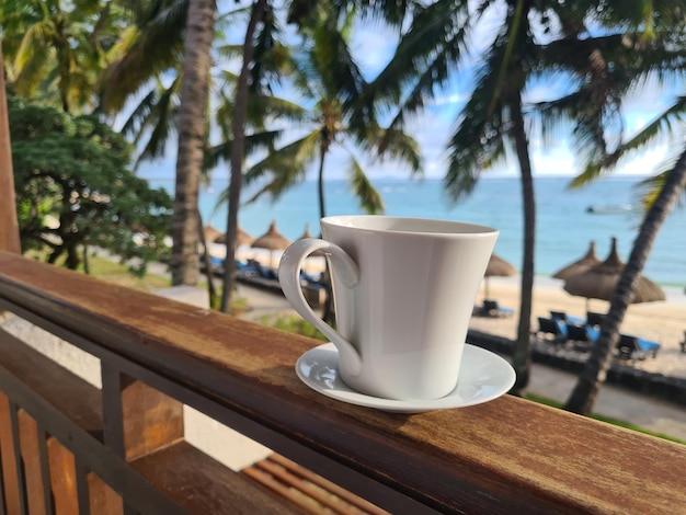 Tazza di caffè tropicale sul balcone della spiaggia