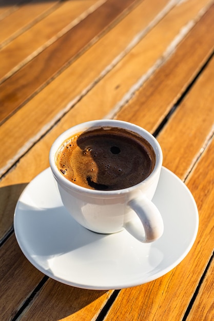 Tazza di caffè turco nella caffetteria Sfondo in legno Vista dall'alto