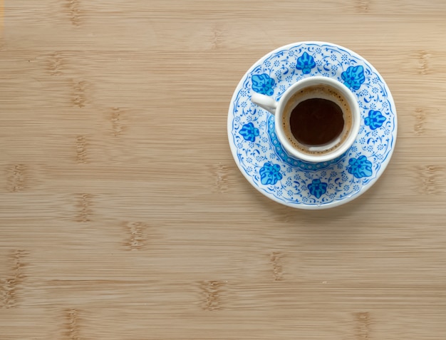 Tazza di caffè turco su un tavolo di legno