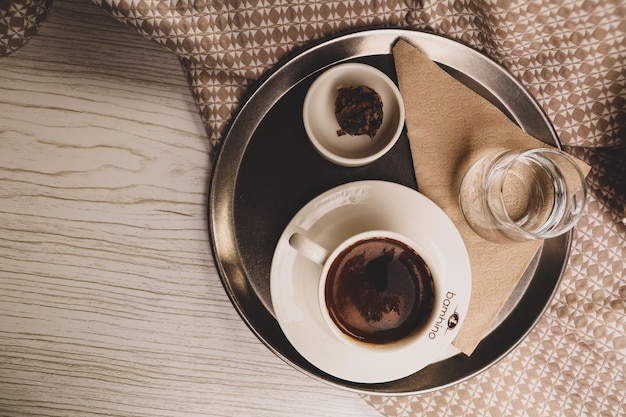 Tazza di caffè turco sul tavolo