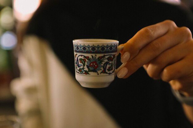 Tazza di caffè turco sul tavolo