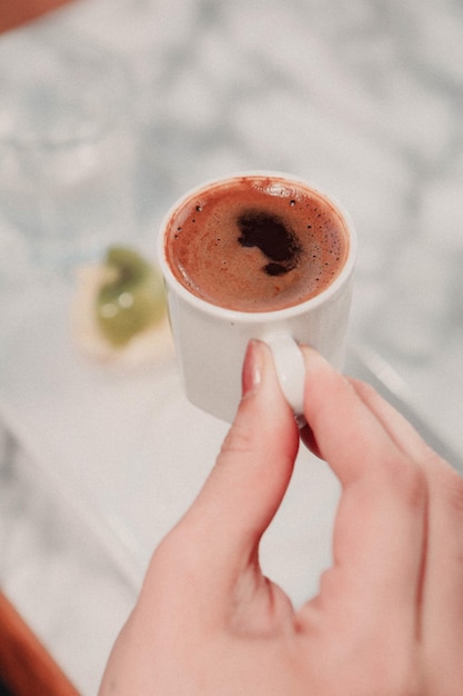 Tazza di caffè turco sul tavolo