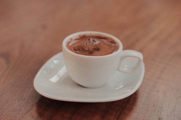 Tazza di caffè turco sul tavolo