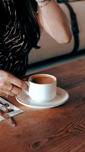 Tazza di caffè turco sul tavolo