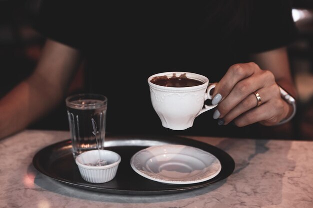 Tazza di caffè turco sul tavolo