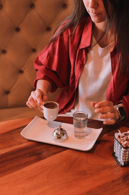 Tazza di caffè turco sul tavolo