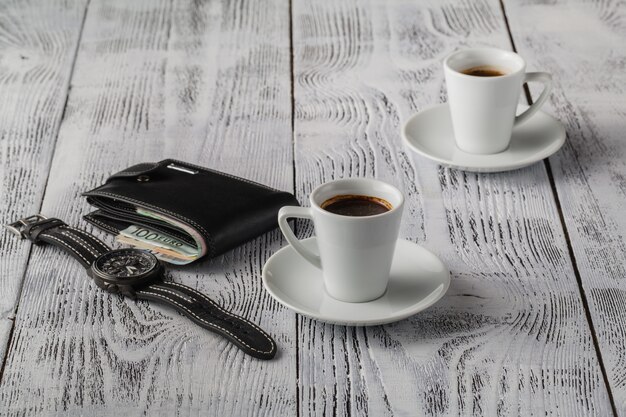 Tazza di caffè, un portafoglio