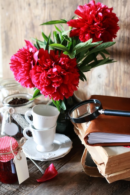 Tazza di caffè vecchio libro fiore