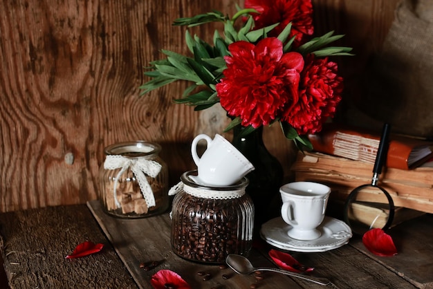 Tazza di caffè vecchio libro fiore