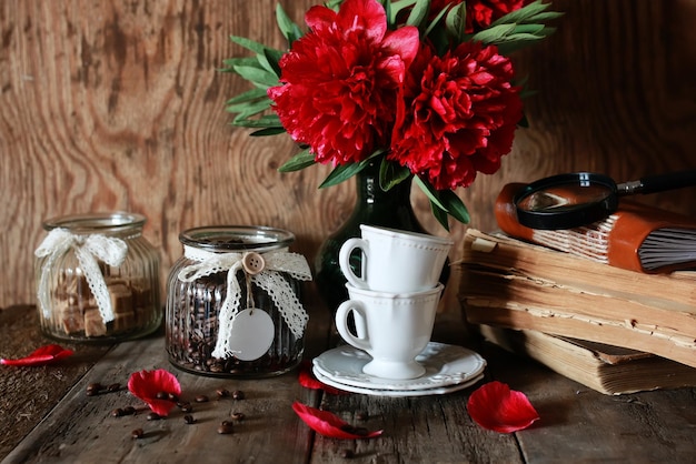 Tazza di caffè vecchio libro fiore