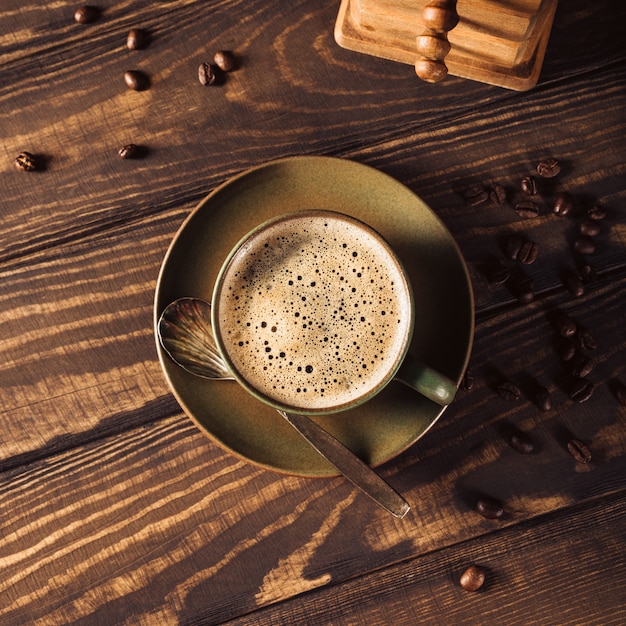 Tazza di caffè verde con macinacaffè