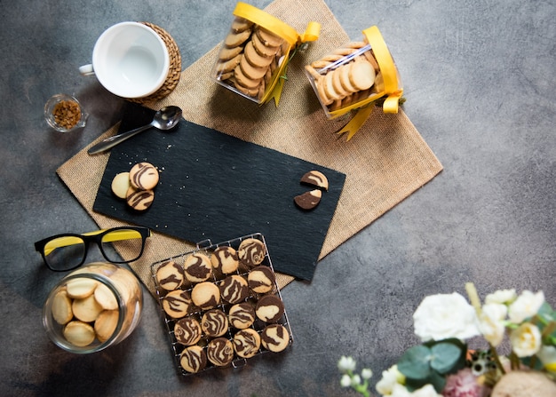 Tazza di caffè vista dall'alto con biscotti e superficie in marmo nero