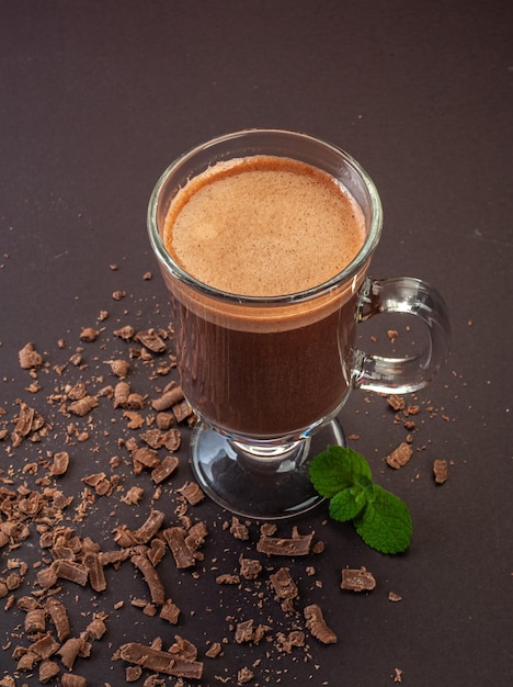 Tazza di caffè vista dall'alto su fondo rustico in legno con chicchi di caffè tostati