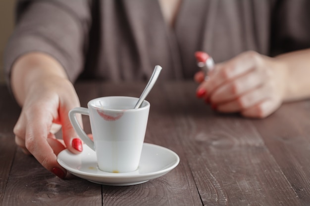 Tazza di caffè vuota con tracce di rossetto