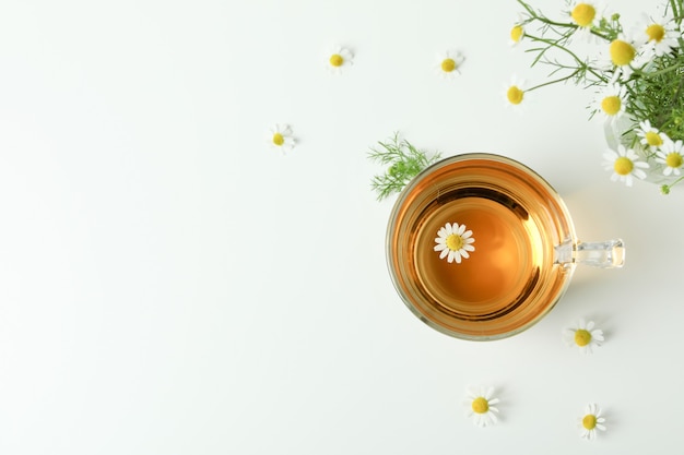 Tazza di camomilla e ingredienti su bianco