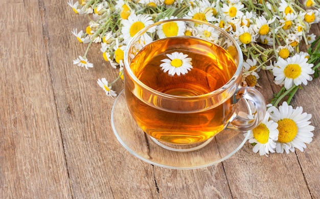 Tazza di camomilla medicinale su un legno