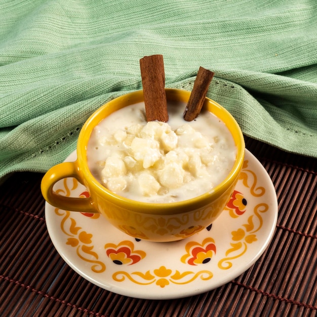 tazza di canjica cibo tipico consumato nella Festa Juninas brasiliana