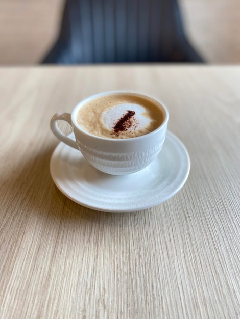 Tazza di cappuccino caldo sul tavolo