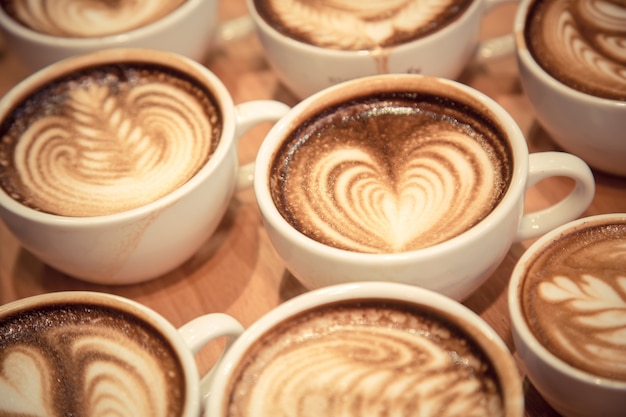 tazza di cappuccino con schiuma a forma di cuore