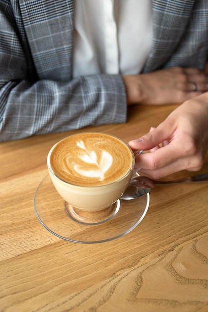 Tazza di cappuccino con schiuma sulla parte superiore