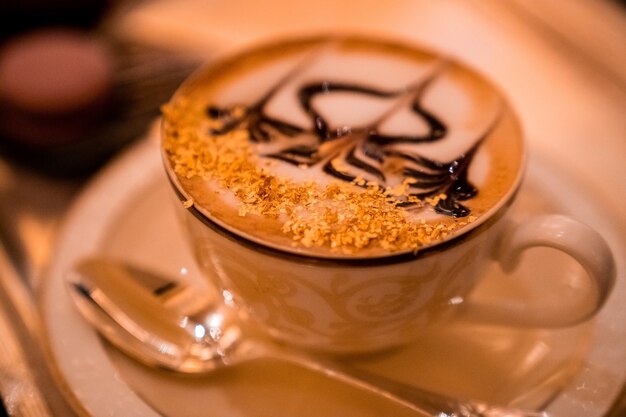 Tazza di cappuccino dorato ad Abu Dhabi. Caffè con decoro in oro. Emirati Arabi Uniti. Emirati Arabi Uniti.