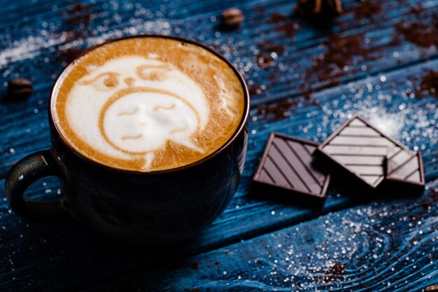 Tazza di cappuccino e cioccolato