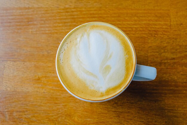 Tazza di cappuccino su un tavolo di legno. tavolino caffè cappuccino, tazza latte in legno