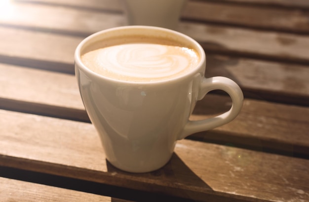 Tazza di cappuccino su un tavolo di legno