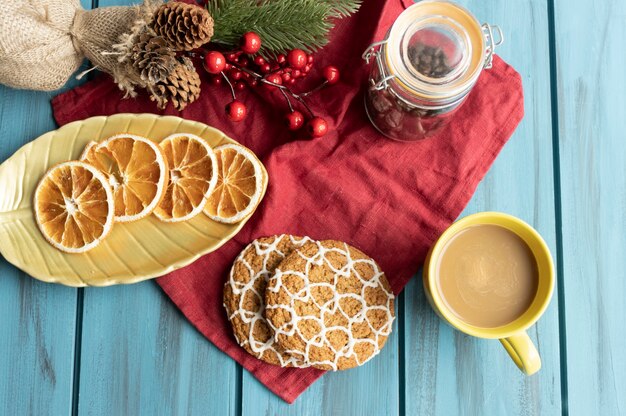 Tazza di cappuccino su una tavola di Natale decorata