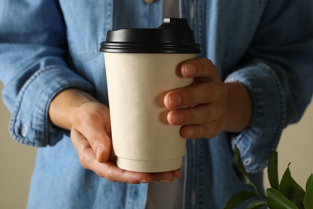 Tazza di carta bianca della stretta della donna