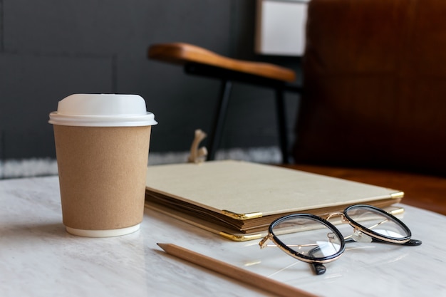 Tazza di carta del primo piano del caffè caldo del caffè