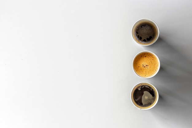 Tazza di carta nera e caffè caldo