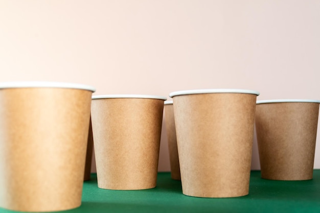 tazza di carta per andare su sfondo verde e rosa