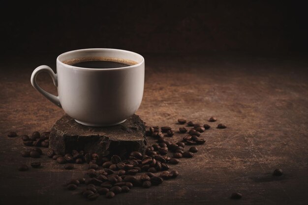 Tazza di chicchi di caffè tostati appena preparati su sfondo marrone