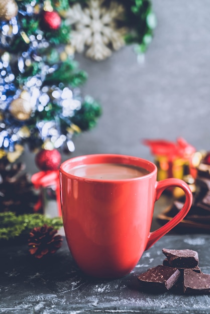 tazza di cioccolata calda con decorazioni natalizie