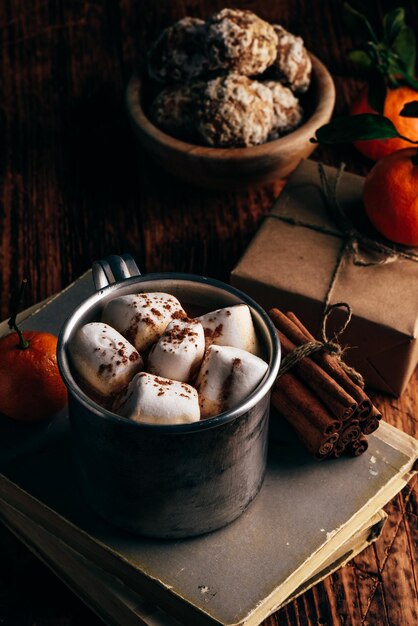 Tazza di cioccolata calda con mandarini e pan di zenzero