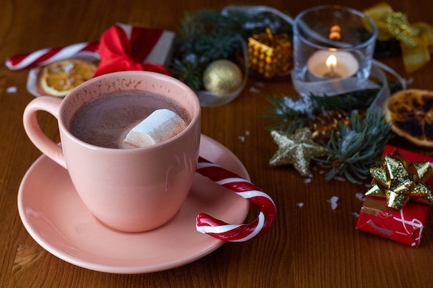 Tazza di cioccolata calda con marshmallow con decorazioni natalizie