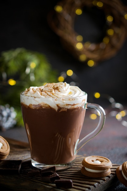 Tazza di cioccolata calda con marshmallow e biscotti